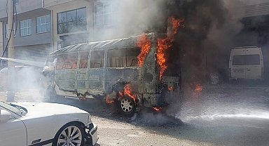 Seyir halindeki minibüs alev alev yandı