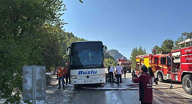 Seyir halindeki yolcu otobüsü alev topuna döndü