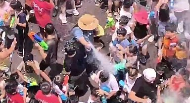 Sıcaktan bunalan öğrenciler su savaşıyla serinledi, ortaya renkli görüntüler çıktı