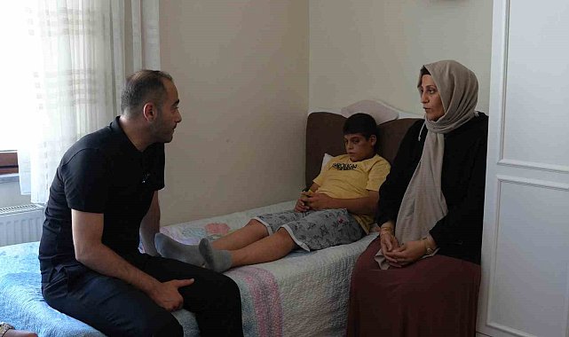 Şiddet mağduru özel çocuğa, Başkan Vekili Karadeniz'den destek ziyareti