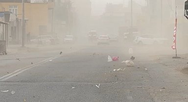 Şiddetli rüzgar çatıları uçurdu, direkleri devirdi