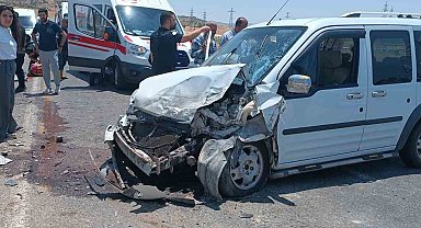 Siirt'te 2 hafif ticari araç çarpıştı: 4 yaralı