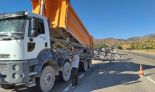 Siirt'te damperi açık kalan kamyon EDS direğine çarptı