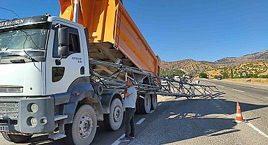 Siirt'te damperi açık kalan kamyon EDS direğine çarptı