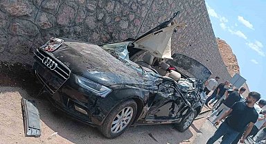 Siirt'te kamyon ile otomobil çarpıştı: 1 ölü, 4 yaralı