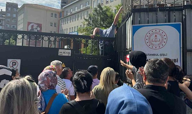 Sınava 1 dakika geç kaldıkları için alınmayan gençler okulun duvarından atladı