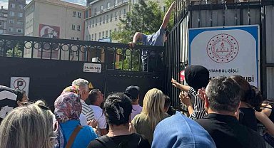 Sınava 1 dakika geç kaldıkları için alınmayan gençler okulun duvarından atladı