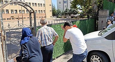 Sınava geç kalan öğrencinin ailesinden gazetecilere tepki