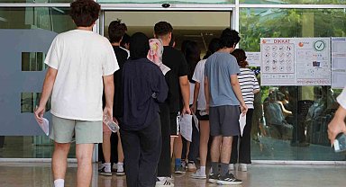 Sınava son saniyede yetişti, binaya velilerin alkışları eşliğinde girdi