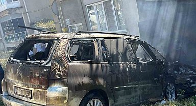 Sinop'ta garajda park halinde duran araç alevlere teslim oldu