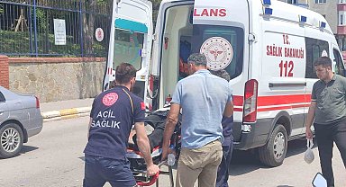 Sinop'ta otomobille çarpışan motosikletteki 2 kişi yaralandı