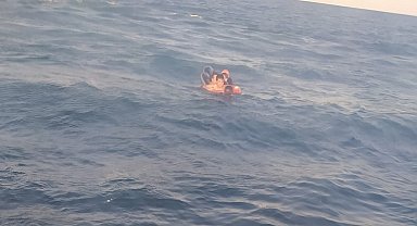 Şişme simit ile denizde sürüklenen baba ve 3 çocuğu kurtarıldı