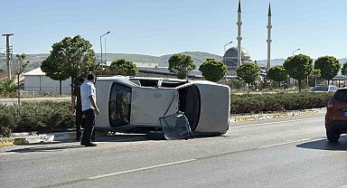 Sivas'ta otomobil takla attı: 2 kişi yaralandı