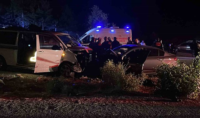 Sivas'ta ters yöne giren minibüs otomobille çarpıştı: 1 ölü, 8 yaralı