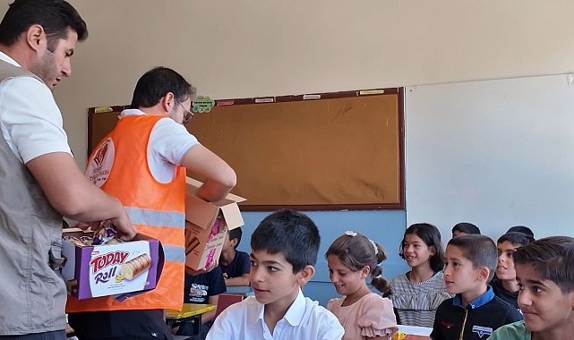 Siverek'te öğrencilere karne gününde dondurma ve kek ikram edildi