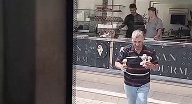 Şoför sıcaktan bunalan çocukları dondurmayla serinletti