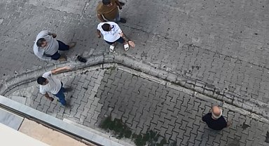 Sokakta eşini bıçakla rehin aldı, vatandaş tek hamleyle kurtardı: O anlar kamerada