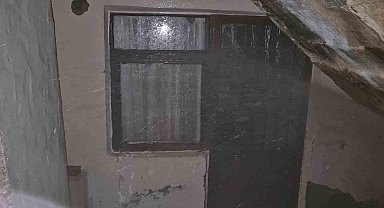 Sokaktan eve bağlanan su hattı patladı