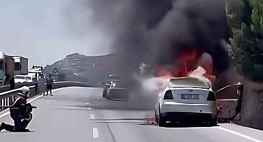 Söke'de seyir halindeki araç alevlere teslim oldu