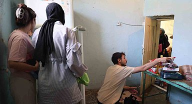 Sosyal sorumluluğun güzel örneği: Yaşlı kadının evini temizleyip gıda yardımı yaptılar