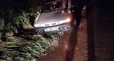 Su borusu patladı, sürüklenen araçtaki sürücü mahsur kaldı