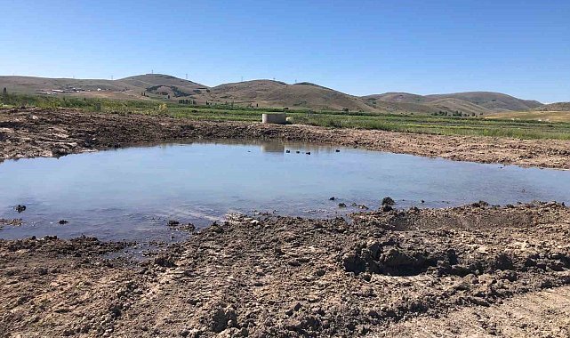 Sulama borusunun patlaması çiftçiyi mağdur ediyor