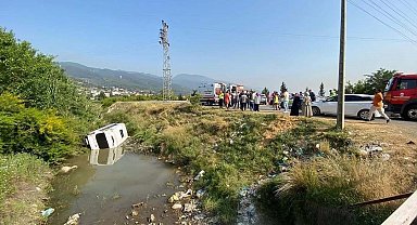 Sulama kanalına uçan midibüsteki 4 kişiyi itfaiye ekibi kurtardı