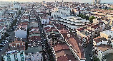 Sultangazi'de çatı yangını yan binalara sıçradı: Yanan çatılar dronla görüntülendi