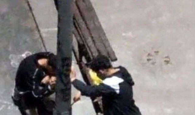 Sultangazi'de gençler aydınlatma direğini kırarak elektriği kesmeye çalıştı