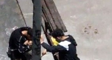 Sultangazi'de gençler aydınlatma direğini kırarak elektriği kesmeye çalıştı