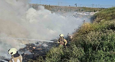 Sultangazi'de katı atık toplama alanında yangın çıktı