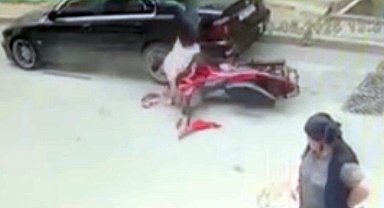 Sultangazi'de motosikletli, park halindeki otomobile çarptı