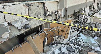 Sultangazi'de yokuş aşağı inerken freni boşalan kamyonet binaya çarptı: 1 yaralı