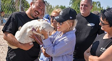 Süperstar Ajda'dan Bursa'da barınak ziyareti