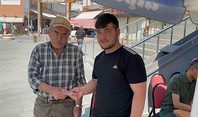 Suriyeli gencin davranışı takdir topladı