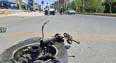 Sürücüsünün kontrolünden çıkan hafif ticari araç, park halindeki iki araca çarptı