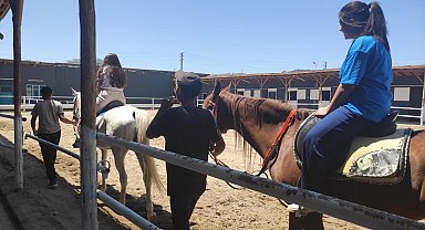 SYDV'den destek alan öğrencilere karne hediyesi