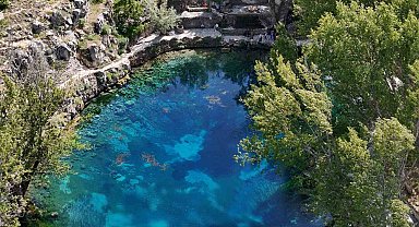 Tabiat harikası Gökpınar Gölü, turkuaz tonu ile herkesi hayran bırakıyor