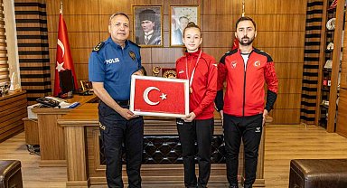 Taekwondo şampiyonu Ebrar Çakır'ı makamında ağırladı