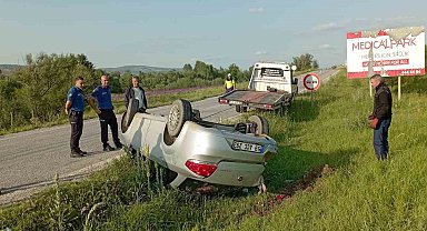 Takla atan araçtan yara almadan kurtuldu