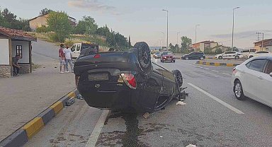 Takla atan otomobilde 3 kişi yaralandı