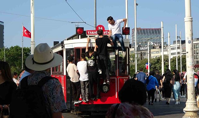 Taksim'de nostaljik tramvayın üzerinde tehlikeli yolculuk