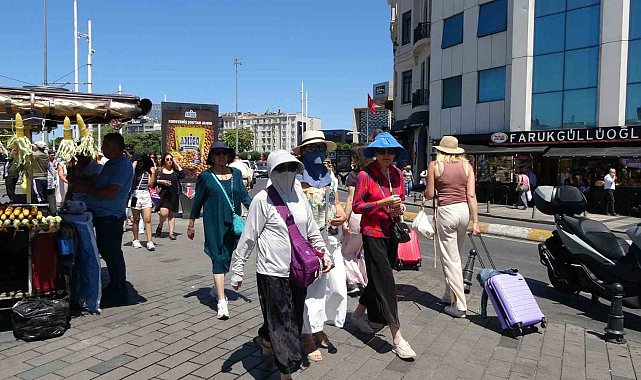 Taksim'de sıcaktan bunalanlar damacana ile serinlemeye çalıştı