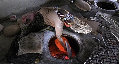 Tandır lavaşı 55 derecelik sıcak bir ortamda pişirilerek sofralardaki yerini korumaya devam ediyor