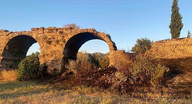 Tarihi Aspendos Su Kemerleri yakınında çıkan yangın korkuttu