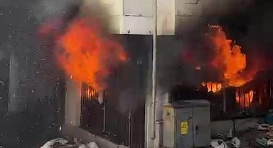 Tarihi çarşıdaki yangında çevre işyerleri tahliye edildi