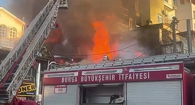 Tarihi semtte çıkan yangın söndürüldü: 5 iş yeri zarar gördü