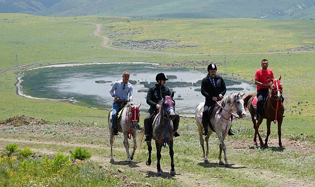Tarihi tabyalara at ve bisikletlerle ulaştılar, zirveden paraşütle atladılar