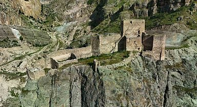 Tarihin izlerini taşıyan ve eşsiz manzarasıyla Engüzek Kalesi