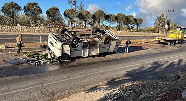 Tarım işçilerini taşıyan servis midibüsü ters döndü: 25 yaralı